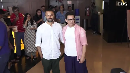 Aamir-Khan-enjoys-pani-puri-at-the-trailer-preview-event-for-media