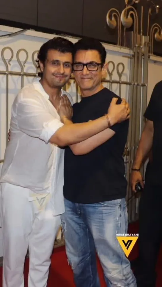 Aamir Khan came to wish #sonunigam for his Padmashri win bash