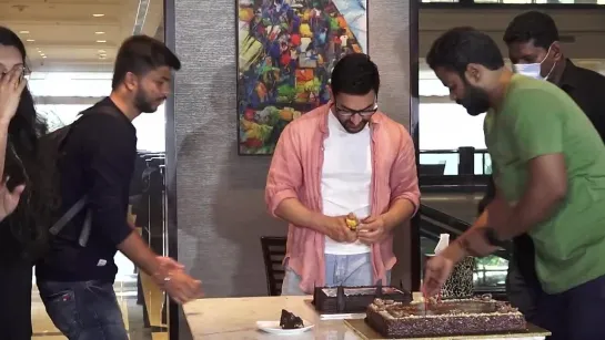 Aamir_Khan_celebrate_birthday_and_cut_cake_with_media_at_tajland_bandra