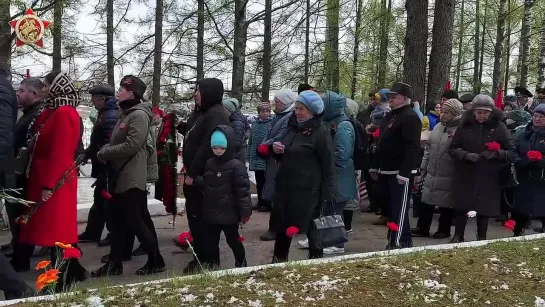 На Братском захоронении в Тихвине установили «Стену памяти»