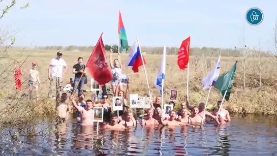 Тюменские "моржи" устроили акцию "Бессмертный полк" в воздухе, воде и на суше