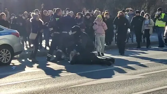 Полиция в Петербурге избивает женщин