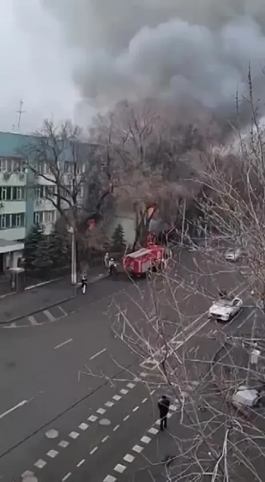 В Алматы горит здание городской прокуратуры.