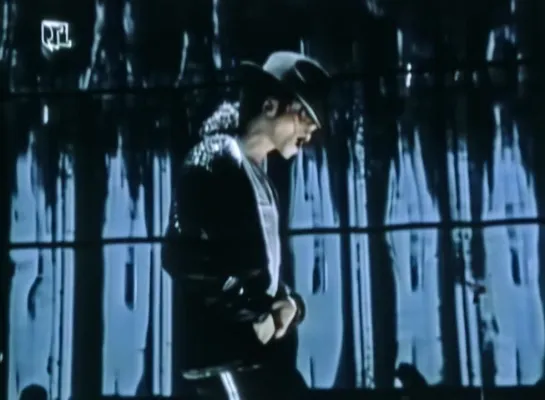 Michael Jackson - Billie Jean - Live in Cologne   Dangerous Tour - 1992 [HQ UPSCALE]