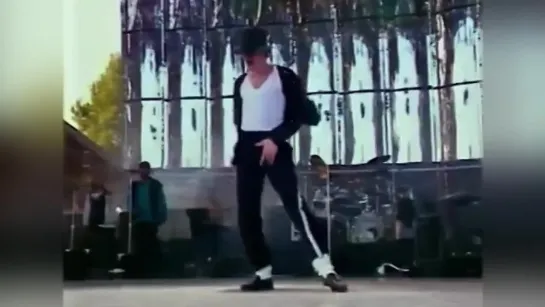 Michael Jackson - Billie Jean Comparison Tokyo (09_12_1987) VS Oslo (07_15_1992)