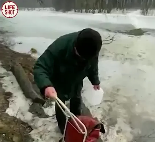 Пожилой мужчина провалился под лёд в Бвлашихе :