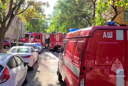 Причиной пожара в доме на ул. Тургенева в Симферополе стало курение в постели. Спасатели эвакуировали 10 человек, в том числе 4