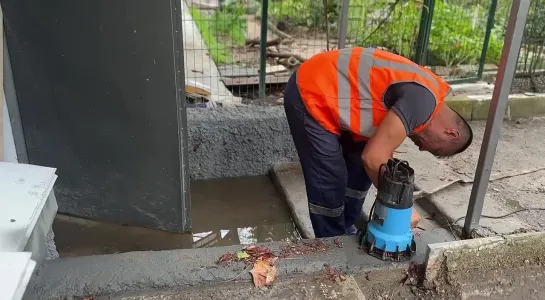 На улице Гоголя идут работы по откачке воды из подвала. Для ликвидации последствий непогоды вы можете обратиться в коммунальные