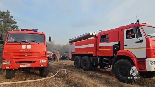 ️ Площадь лесного пожара в Крыму увеличилась до 23 га. В труднопроходимой местности работает гусеничная пожарная машина. Всего с