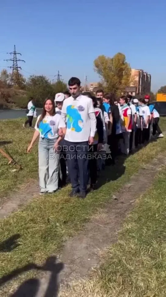 👏🏻Актриса Юлия Михалкова, которая прибыла во Владикавказ для участия в акции «Вода России», попробовала станцевать симд 

для пе