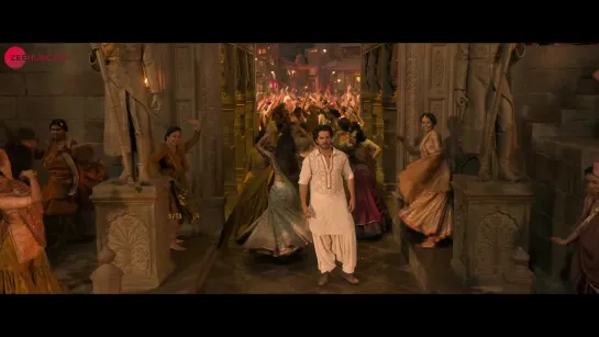 First Class - Full Video _ Kalank _ Varun Dhawan, Alia Bhatt, Kiara _ Arijit Singh