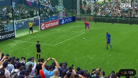 Maicon vs Julio Cesar.