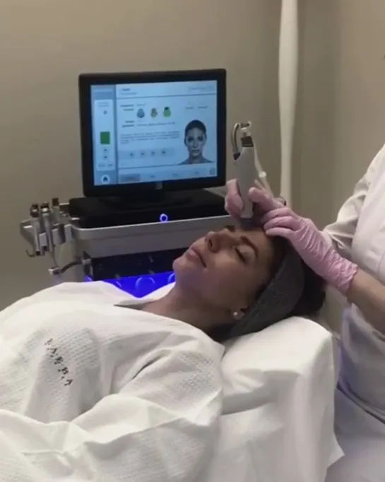 Самый безопасный пилинг, который вы только встречали - #HydraFacial.
⠀
📌#HydraFacial - популярная методика безоперационного омол