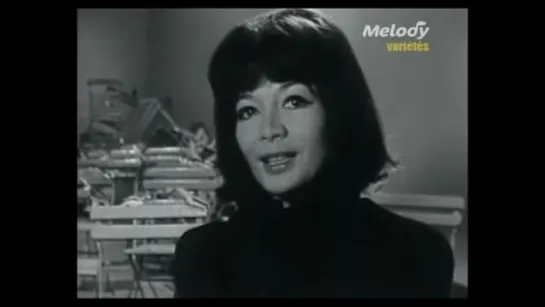 Juliette Greco sings Sous le ciel de Paris