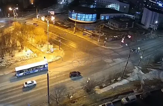 В Мурманске иномарка влетела в автобус