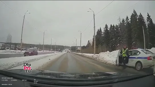 Апатитчанин выпрыгнул на ходу в Петрозаводске, видео: Дмитрий Рыжов, ДТП ПТЗ