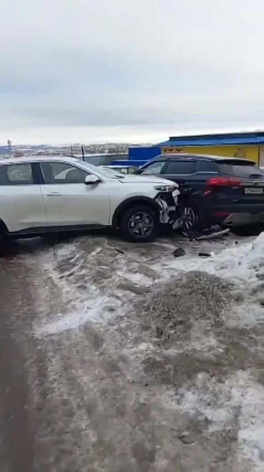 В Мурманске водитель перепутала педали и протаранила две машины [видео]