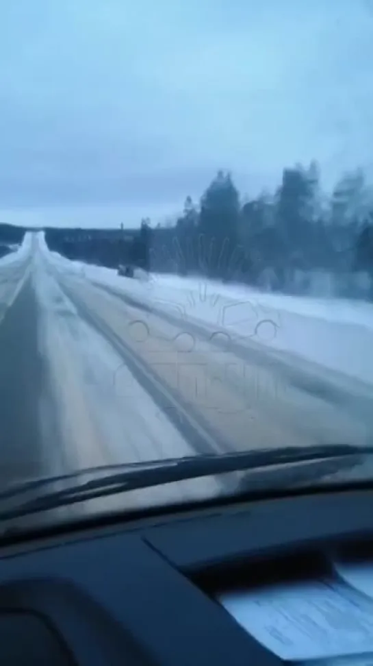 В Кольском районе очевидцы засняли перевернутый автомобиль на видео