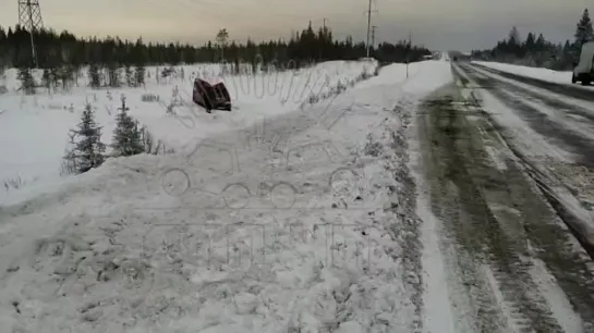 Грузовик сдуло ветром в кювет, видео: Мурманск Дтп Чп