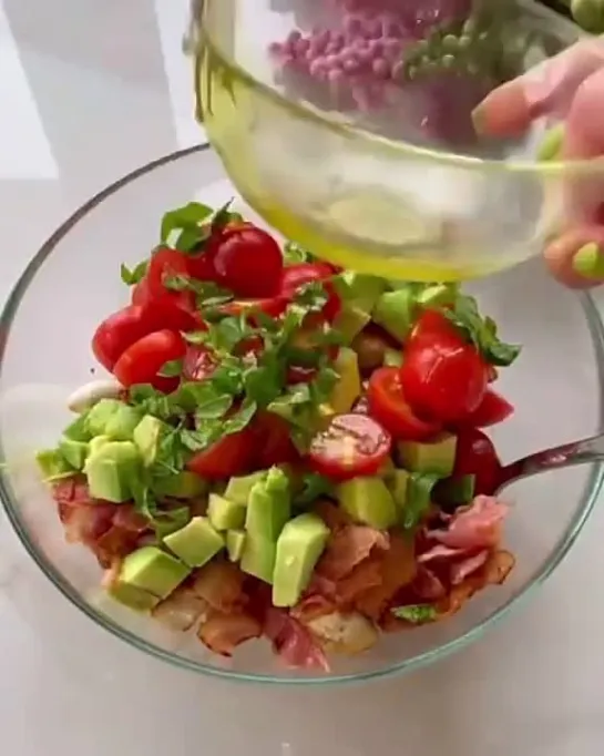 Тёплый салат в оригинальной подаче 🥗

🧾 Ингредиенты, кол-во на ваше усмотрение :

•куриное филе
•бекон
•авокадо
•помидоры Черри