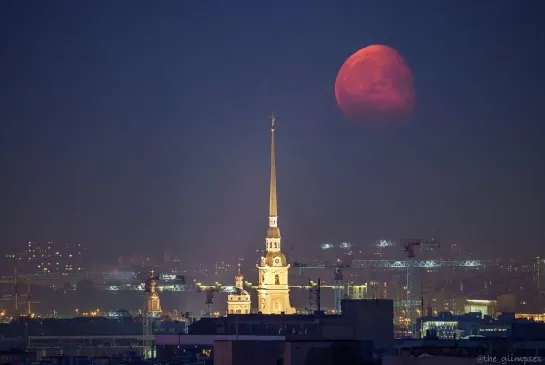 Багровая Луна над Петербургом