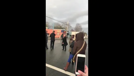 doc в Твиттере- «#robertcarlyle waving goodbye to fans #OnceUponATime . He was so patient w everyone. Original Video. Credit pls