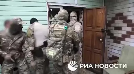 ФСБ показала видео задержания нигерийцев , которые оформляли в России африканцев и организовывали их транзит в ЕС.