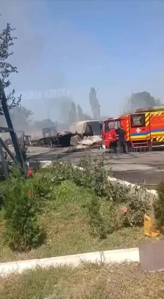 В результате одного из вчерашних ударов по Одессе, по сообщением военных каналов, уничтожено около сорока фур, перевозивших воен