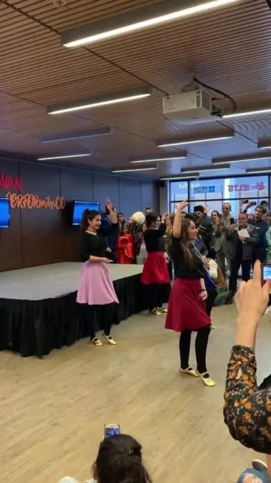 Iranian girls dancing azerbaijan dance