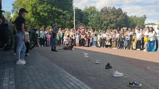 В сквере возле музея имени В.И. Чапаева в Чебоксарах сотрудник центра кинологической службы МВД по Чувашской Республике Влада Ан