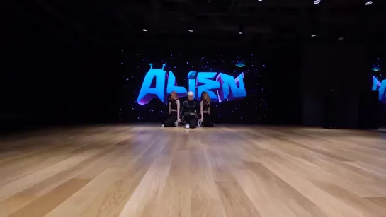 LEE_SUHYUN_-_‘ALIEN’_DANCE_PRACTICE