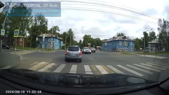 Архангельск.  "Мастер-водитель" по встречке.