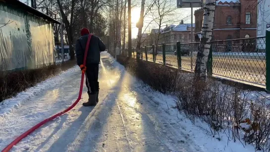 В городском сквере начали заливать каток