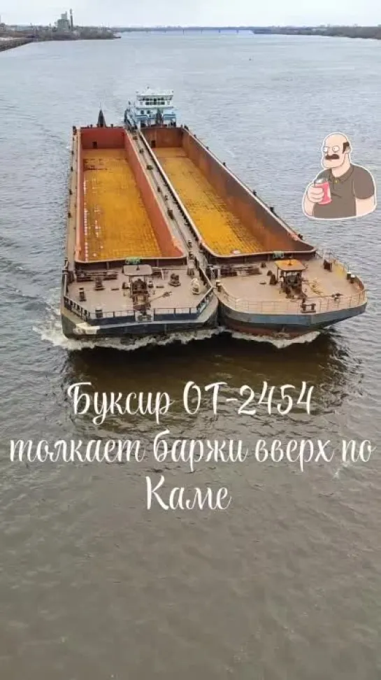 Буксир ОТ-2454 толкает баржи вверх по Каме