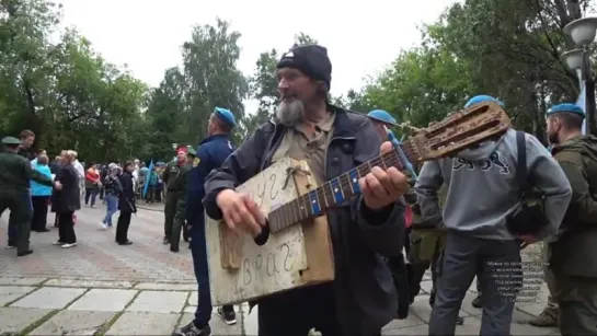 Мужик по прозвищу Колыма с эксклюзивной гитарой. На поле танки грохотали, Под крылом самолёта. улица Сибирская 48, Пермь 02.08.2