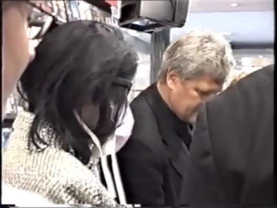 Michael Jackson shopping in Berlin 2002