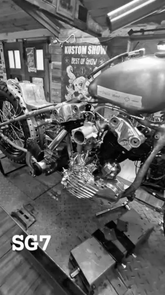 SG7 Knucklehead 1942 VS  WLA 1942   .......#kustomkulture #knucklehead #Kustom #artcustom #stephanegrand #artist #panhead #panhe