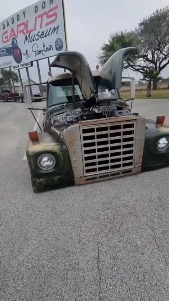 Badass rig! Thoughts? 
.
Video via @a3supply 
.owner @dullahans88
.
#international #slammed #bagged #patina #badass #rig #truckp