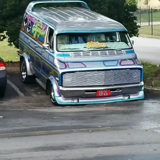 Fridays are for fart noises 
#electricboogaloovan 
#orlandostreetvans
#stancegetstheglance 
#frontendfriday lol
@glory_grilles