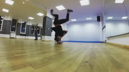 BBoy Belisimo - use your elbow